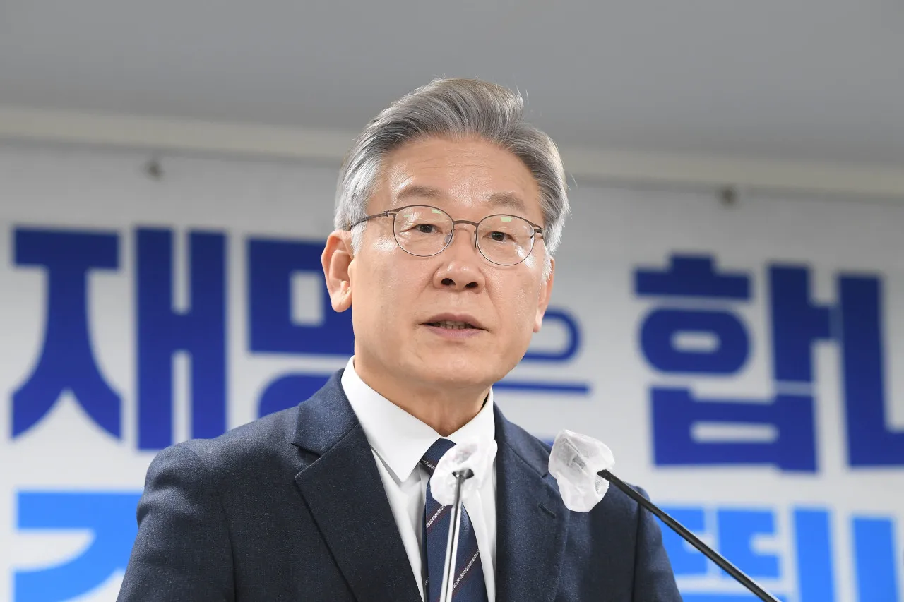 Lee Jae-Myung, the ruling Democratic Party's candidate.webp